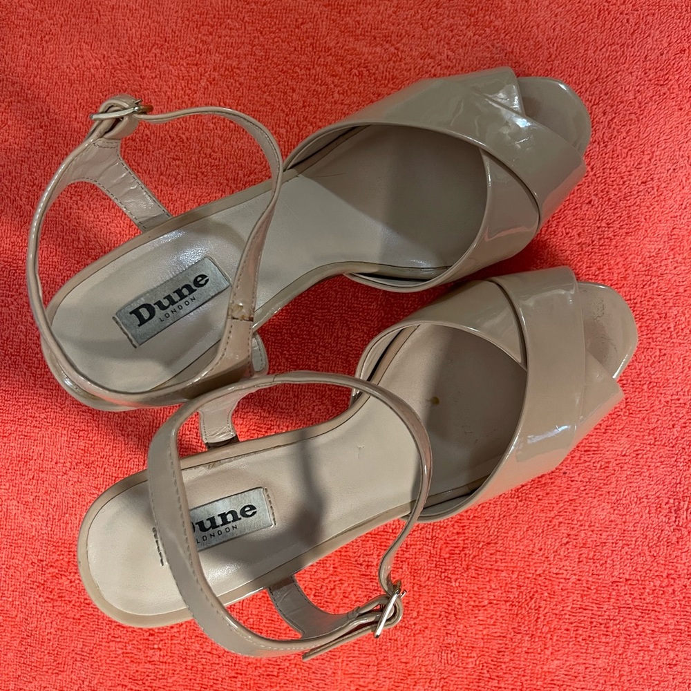 Patent leather pump man made